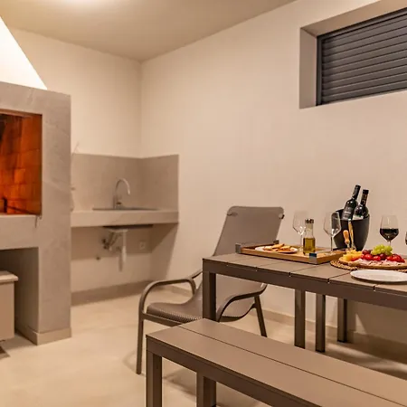 Modern 4br Private - Pool, Jacuzzi, Gaming Bibinje