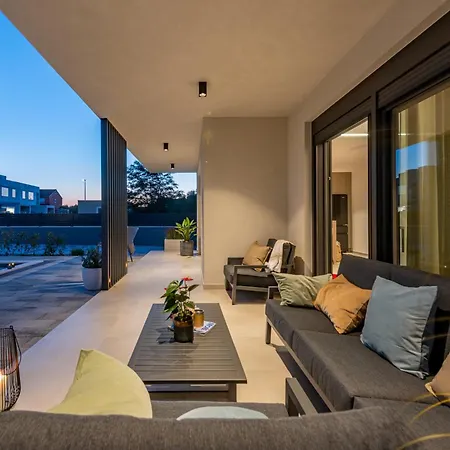 Modern 4br Private - Pool, Jacuzzi, Gaming 别墅 *