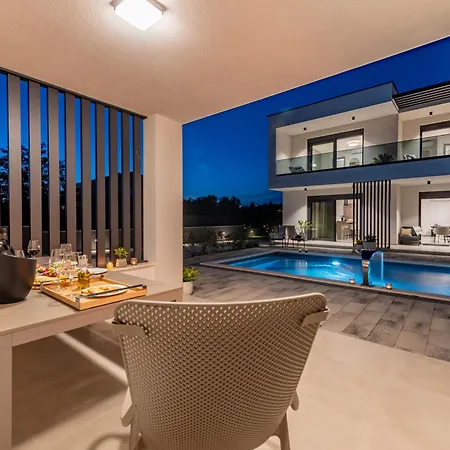 Modern 4br Private - Pool, Jacuzzi, Gaming Bibinje