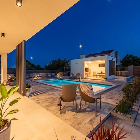 Modern 4br Private - Pool, Jacuzzi, Gaming *