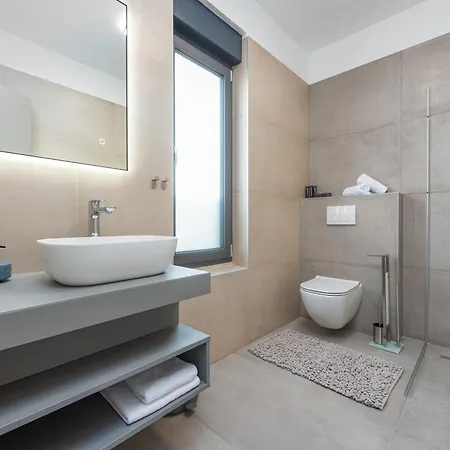 Modern 4br Private - Pool, Jacuzzi, Gaming 别墅 *