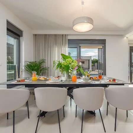 Modern 4br Private - Pool, Jacuzzi, Gaming Villa Bibinje