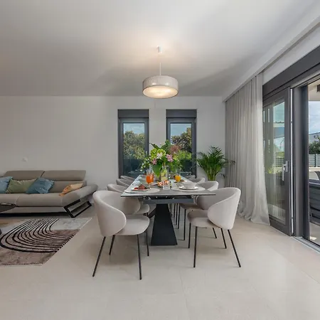 Modern 4br Private - Pool, Jacuzzi, Gaming 别墅
