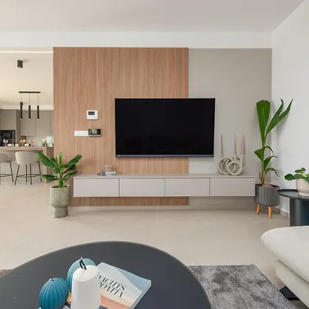 Modern 4br Private - Pool, Jacuzzi, Gaming 别墅 *