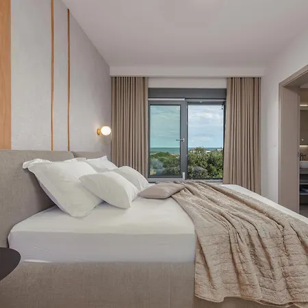 Modern 4br Private - Pool, Jacuzzi, Gaming 比比涅