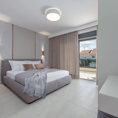 Modern 4br Private - Pool, Jacuzzi, Gaming * 比比涅