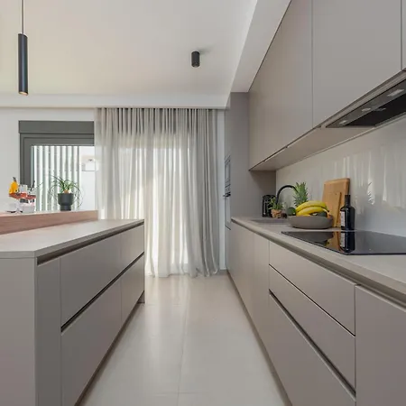 Modern 4br Private - Pool, Jacuzzi, Gaming 比比涅