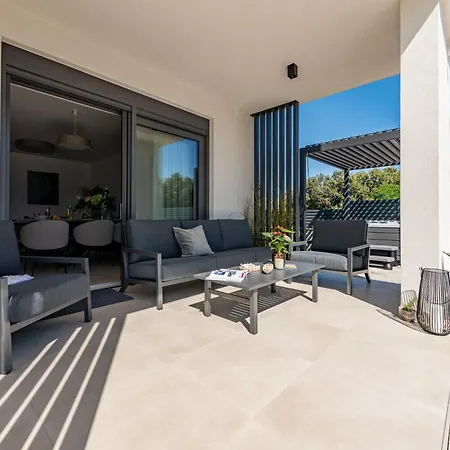 Modern 4br Private - Pool, Jacuzzi, Gaming Villa Bibinje