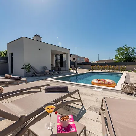 Modern 4br Private - Pool, Jacuzzi, Gaming 比比涅