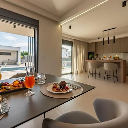Modern 4br Private - Pool, Jacuzzi, Gaming 别墅 比比涅