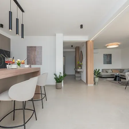 Modern 4br Private - Pool, Jacuzzi, Gaming * 比比涅