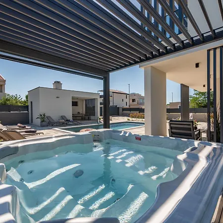 Modern 4br Private - Pool, Jacuzzi, Gaming 别墅 比比涅