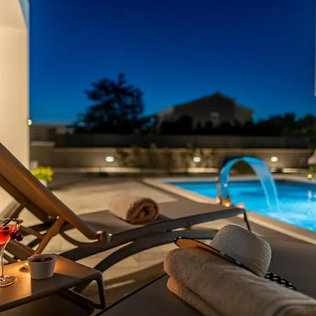 Modern 4br Private - Pool, Jacuzzi, Gaming 别墅