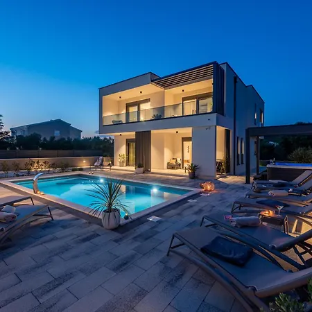 Modern 4br Private - Pool, Jacuzzi, Gaming 别墅 *