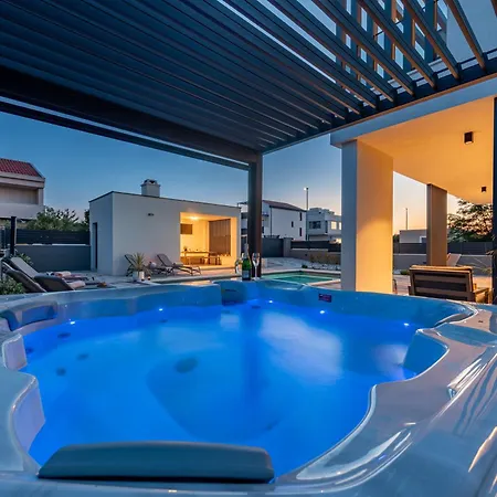Modern 4br Private - Pool, Jacuzzi, Gaming Villa Bibinje