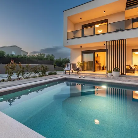 Modern 4br Private - Pool, Jacuzzi, Gaming * Bibinje