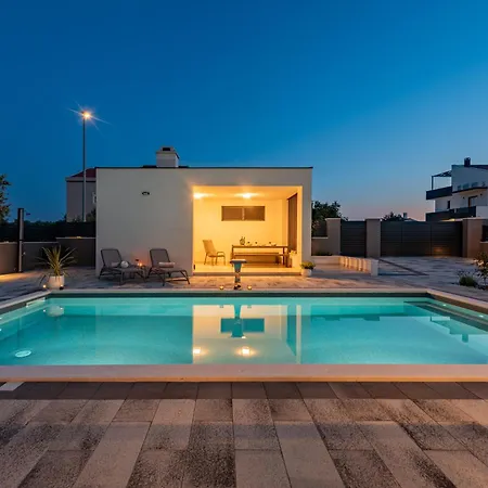 Modern 4br Private - Pool, Jacuzzi, Gaming *