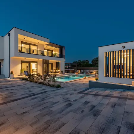 Modern 4br Private - Pool, Jacuzzi, Gaming * Bibinje