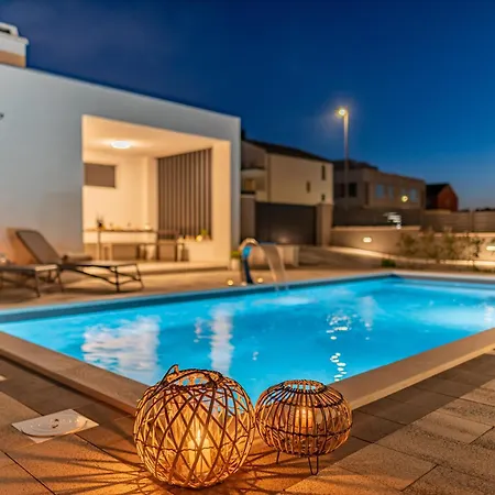 Modern 4br Private - Pool, Jacuzzi, Gaming 别墅 *
