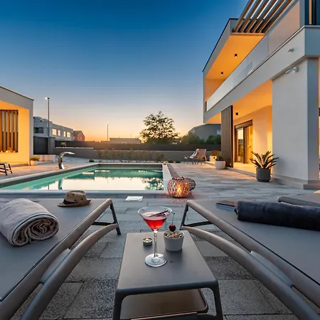 Modern 4br Private - Pool, Jacuzzi, Gaming * Bibinje