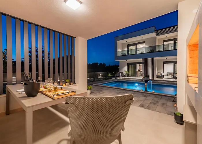 Modern 4br Private - Pool, Jacuzzi, Gaming 比比涅