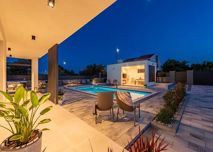 Modern 4br Private - Pool, Jacuzzi, Gaming *