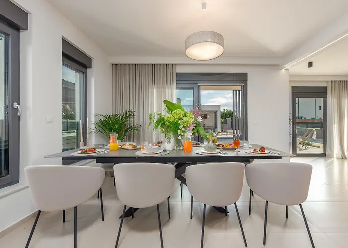 Modern 4br Private - Pool, Jacuzzi, Gaming 别墅 比比涅