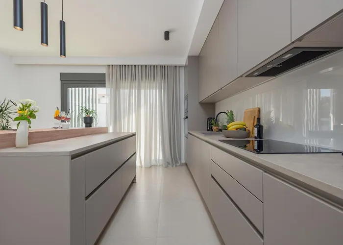 Modern 4br Private - Pool, Jacuzzi, Gaming 比比涅