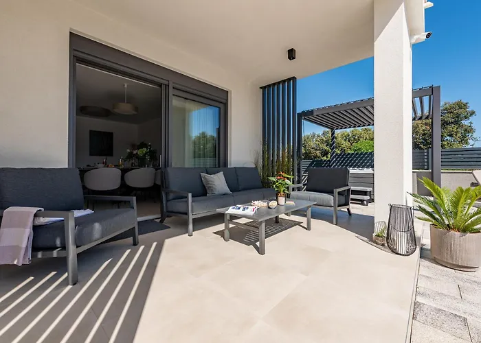 Modern 4br Private - Pool, Jacuzzi, Gaming 别墅 比比涅