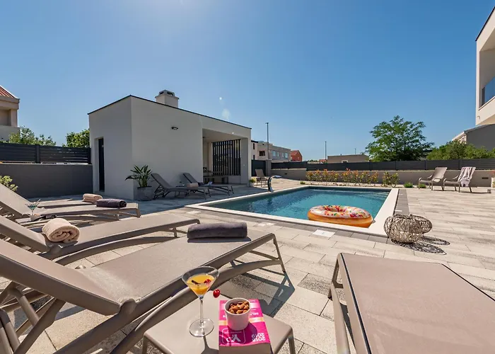 Modern 4br Private - Pool, Jacuzzi, Gaming Бибинье