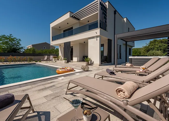 Modern 4br Private - Pool, Jacuzzi, Gaming 别墅