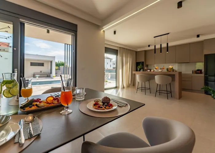 Modern 4br Private - Pool, Jacuzzi, Gaming 别墅 比比涅