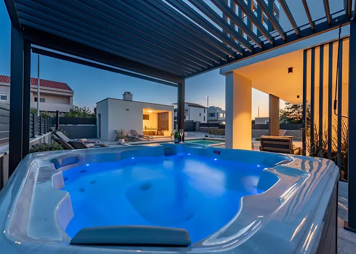 Modern 4br Private - Pool, Jacuzzi, Gaming 别墅 比比涅
