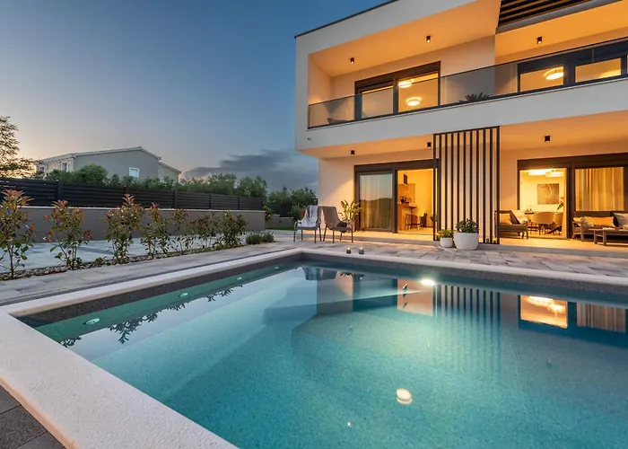 Modern 4br Private - Pool, Jacuzzi, Gaming * Бибинье