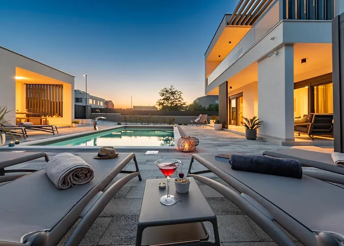 Modern 4br Private - Pool, Jacuzzi, Gaming * Бибинье