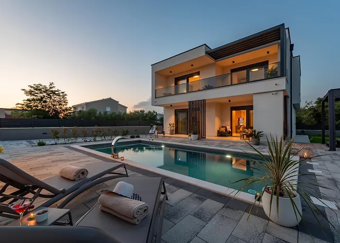 Modern 4br Private - Pool, Jacuzzi, Gaming