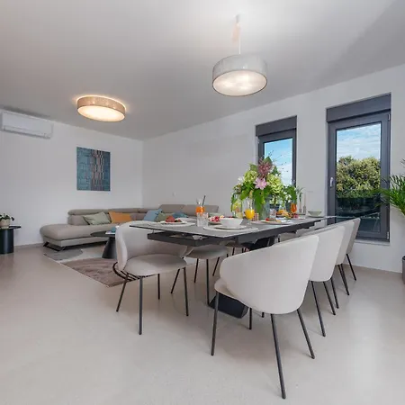 Modern 4br Private - Pool, Jacuzzi, Gaming