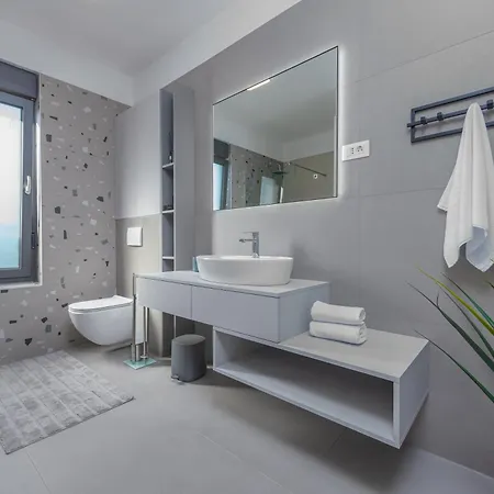 Modern 4br Private - Pool, Jacuzzi, Gaming Bibinje