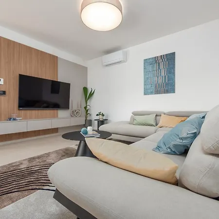 Villa Modern 4br Private - Pool, Jacuzzi, Gaming Bibinje