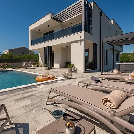 Modern 4br Private - Pool, Jacuzzi, Gaming וילה