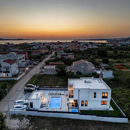 Modern 4br Private - Pool, Jacuzzi, Gaming וילה