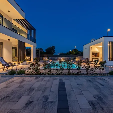 Modern 4br Private - Pool, Jacuzzi, Gaming