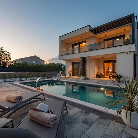 Modern 4br Private - Pool, Jacuzzi, Gaming