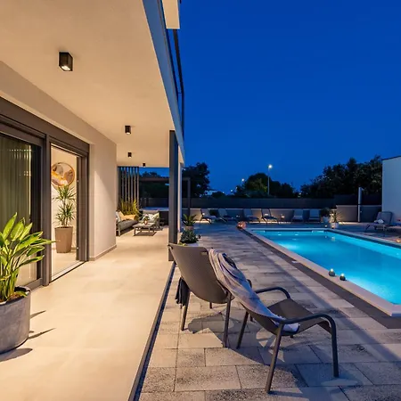 Modern 4br Private - Pool, Jacuzzi, Gaming וילה *