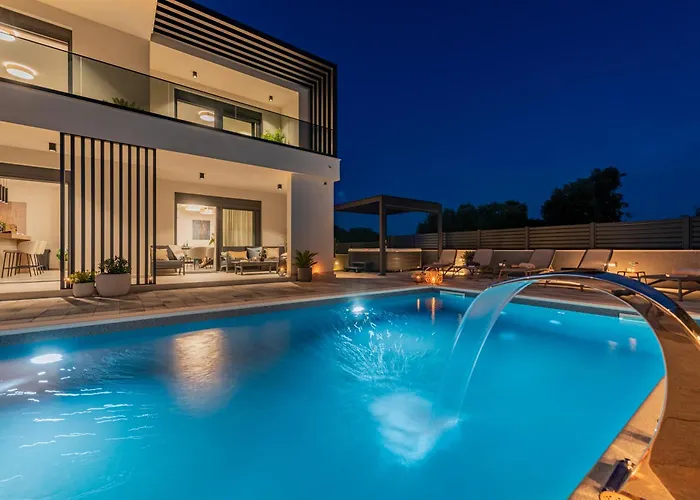 וילה Modern 4br Private - Pool, Jacuzzi, Gaming