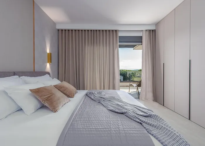 Modern 4br Private - Pool, Jacuzzi, Gaming * ביבינייה