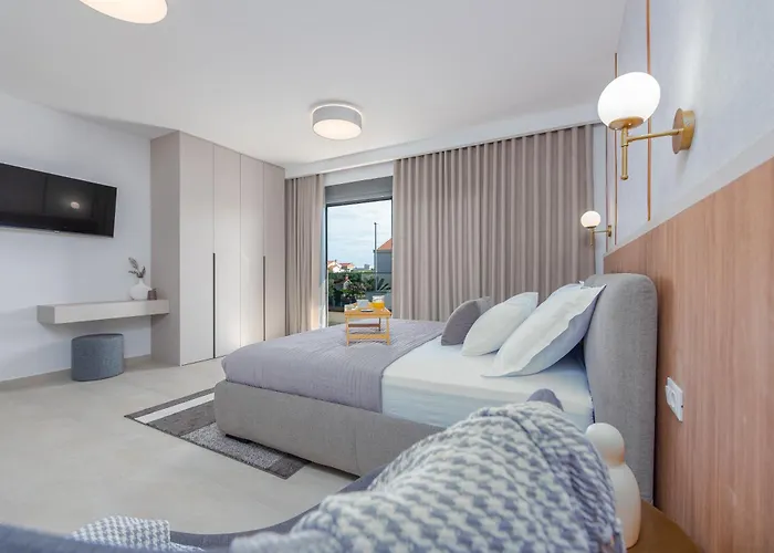 Modern 4br Private - Pool, Jacuzzi, Gaming * ביבינייה