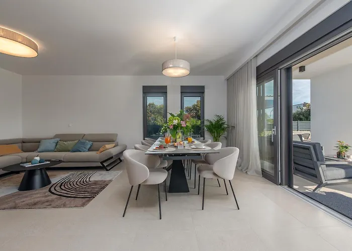 Modern 4br Private - Pool, Jacuzzi, Gaming וילה