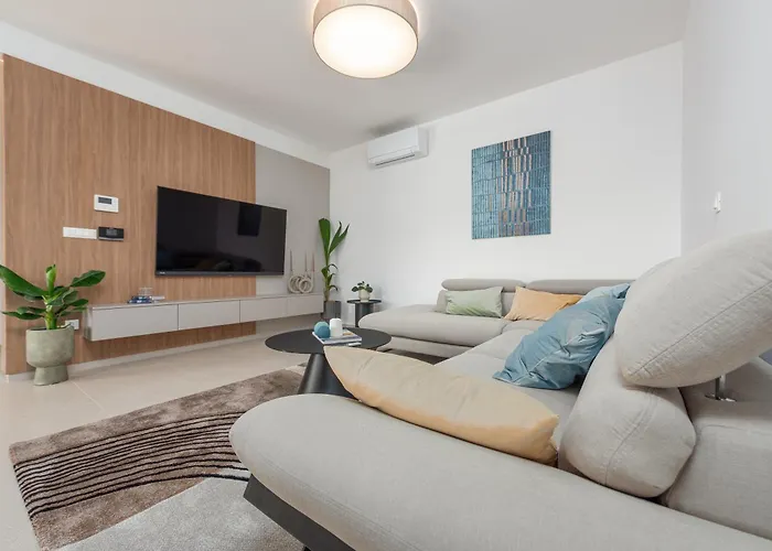 וילה Modern 4br Private - Pool, Jacuzzi, Gaming ביבינייה