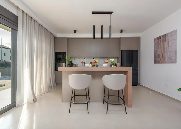 Modern 4br Private - Pool, Jacuzzi, Gaming * ביבינייה